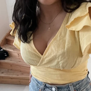 Gul topp - Gul topp från BikBok med öppen rygg 😇