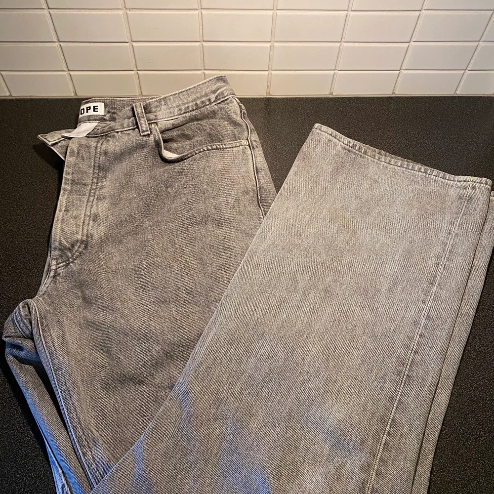 Säljer dessa par Hope jeans på grund av att jag inte använder dom längre. Dom är i bra skick och inga skador! . Jeans & Byxor.