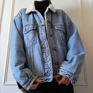 wrangler fodrad jeansjacka - vintage wrangler jeansjacka i storlek m. passar oversized på mig som vanligtvis har storlek xs/s. Det är bara att skriva för fler bilder💕