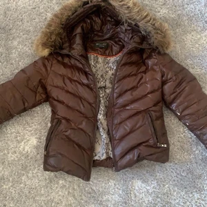 Hollis jacka brun - Säljer denna jackan pga kommer it till användning! Cirka 1 år gammal och har äkta vargpäls. Har lite skrap på armarna som ni ser på detaljerna kom gärna privat för mer info💜 Kostar ca 3500 vanligt
