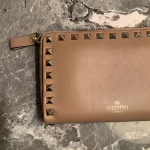 ÄKTA plånbok från Valentino. Nypris: 6.000kr. Säljer för 2.700 kr inkl frakt🥰 skriv för mer bilder