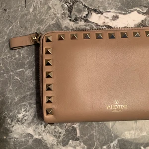 Valentino - ÄKTA plånbok från Valentino. Nypris: 6.000kr. Säljer för 2.700 kr inkl frakt🥰 skriv för mer bilder