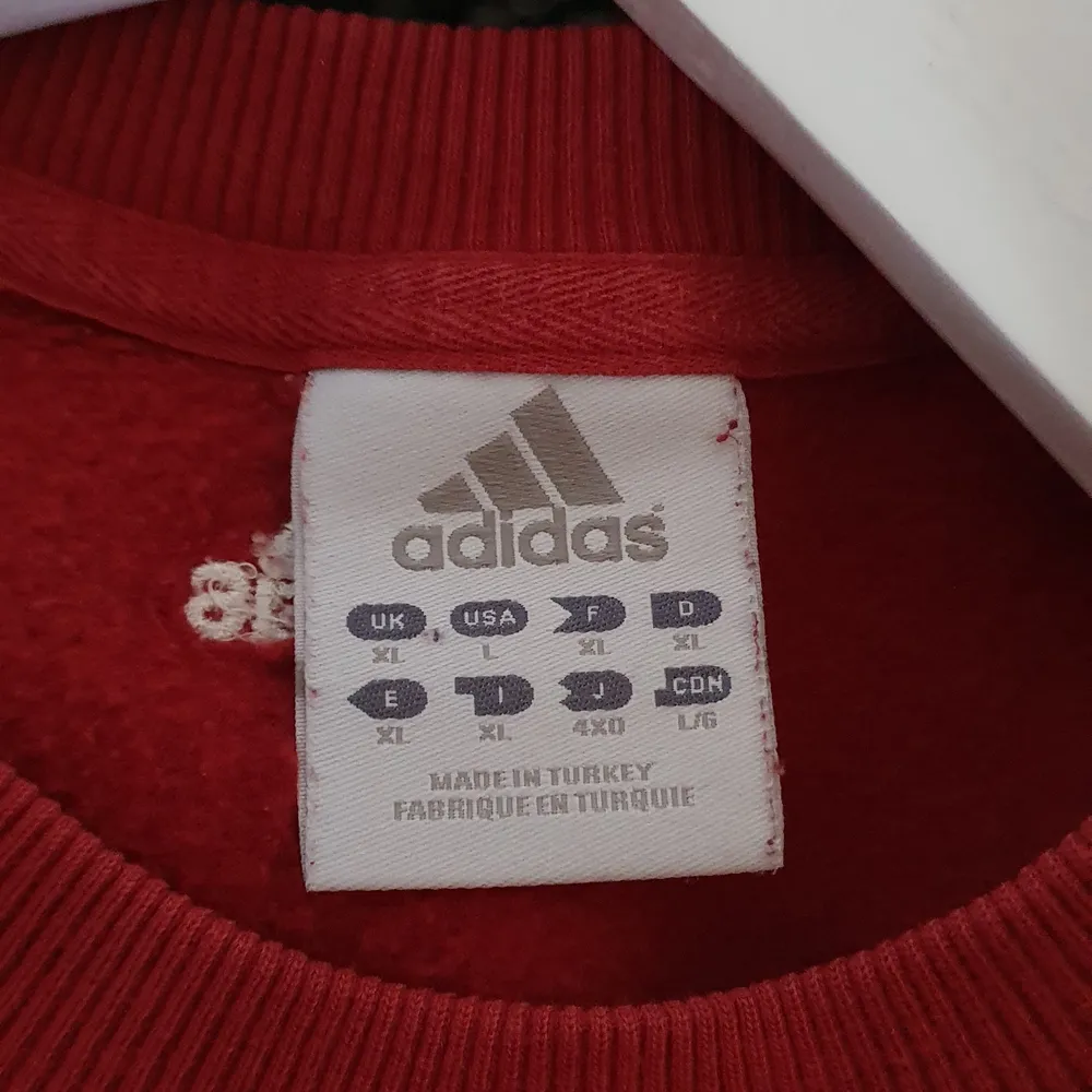 Här är en röd sweatshirt i storlek M/L köpt i Frankrike, Paris på en populär klädaffär. Den är i bra skick! Använt typ 2 gånger.. Hoodies.