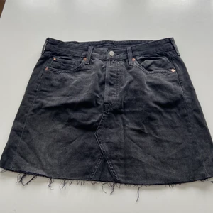 svart jeanskjol - Jättesnygg svart jeans kjol! Har en väldigt fin passform, säljer för att den var för kort för mig! 💓