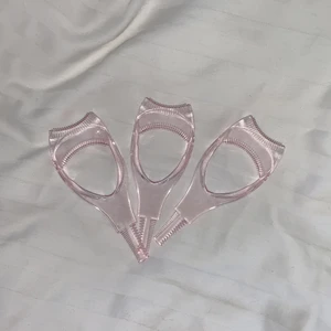 MASCARA -  Intressekoll!! Säljer dessa tre mascara fixare. Du har dem när du lägger på mascara för att separera fransarna och inte få på ögonlocket. Det finns även en separerare nere på borsten. Påsen till dem finns kvar å dem e helt oandvända, aldrig andvänt så vet inte hur bra dem är. Säljer då ja ej andv mascara🥰 ! Av pengarna ja tjänar på dessa går 2kr till ukraina!🤍