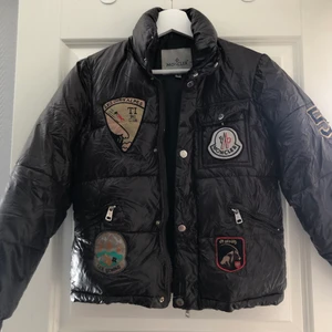 Moncler jacka - Säljer denna skit balla moncler jackan som inte säljs längre. Limited edition i bra skick🤍🤍Skriv för mer frågor! KÖP DIREKT: 1 500 kr