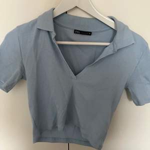 Säljer denna blåa lite kroppade tröja från zara med krage. Använd ett få tal gånger så är i nyskick. Kom privat för mer information.💞
