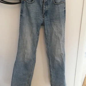 Straight wide jeans, stradivarius - Raka, lite vida ljusblåa jeans från stradivarius. Använda ca 2 gånger. Storlek 40. Skön passform.