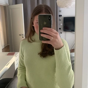Stickad tröja - Superfin och mysig stickad tröja från & other stories! Lite kortare i modellen (storlek xs) och i bra skick✨