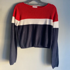 Tröja - Säljer denna snygga tröja ifrån H&M:s barnavdelning (146/152) men passar självklart en XS/S! Tyvärr har jag inte fått så mycket användning för den så den är i nyskick:)