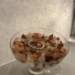 Ring:) - En fin ring som är silvrig och typ snirklig hahah❤️