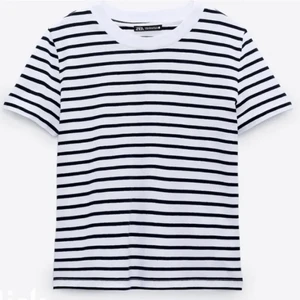 Zara randig T Shirt  - Säljer min svart vita randiga t-shirt från zara i stolek M. Den är jättefin och inye använd mycket alls och tvättat en gång. Säljer då den inte alls är min stil❤️