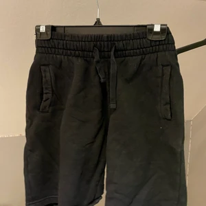 Shorts hm  - Shortsen är i storlek xs, rätt små i storleken. 