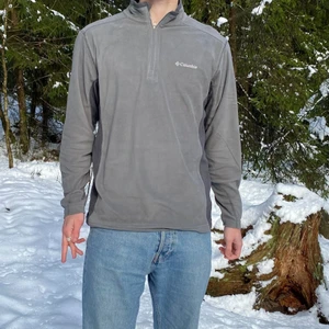 Columbia Fleece, Helt nya. - Säljer helt nya Columbia Fleece. Tröjorna är helt oanvända med lappar kvar. De gråa finns i storlek M och S. De grön bruna finns i storlek M.