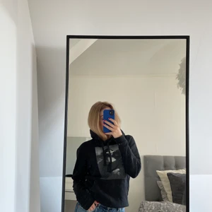 Hoodie från The cool elephant  - En svart hoodie i Storlek xs men som passar en s lika bra. Väldigt bra skicka och väldigt bekväm och snygg.  Köparen står för frakten:)