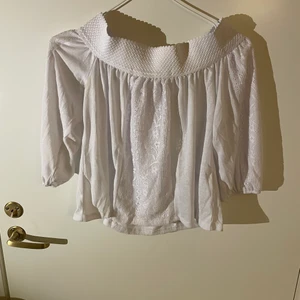 Jättesnygg off-sholder blus!!!  - Jättesnygg off-Sholder blus från hm. Aldrig använd då det inte är mina stil. 