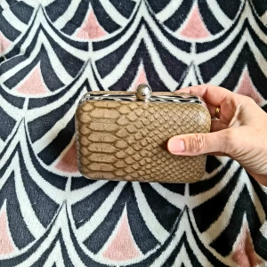 Liten brun väska  - Väskan är i en jätte fin brun färg. Aldrig kommit till användning så den är i nyskick. 100 kr + 60 kr frakt 🥰