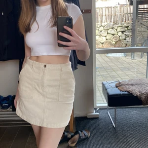 Manchester kjol - Gräddvit manchester kjol från Monki! Knappt använd, säljer pga inte min stil! Storlek 38 men passar även mig som brukar ha 36! 