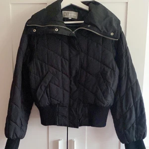 CNY OUTER WAER Svart Jacka Dam stl. M - Svart jacka med okej skick. Jackans längd är 56 cm och armlängd är 64 cm. Plagget kommer att blir nytvättad till leveransen. Skriv om ni vill ha fler bilder eller frågor om plagget.