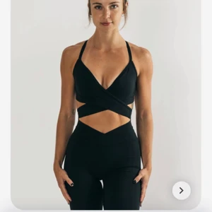 Alphalete sport bh - Säljer min oanvända alphalete sport bh pga den var för liten, storlek M. Eftersom alphalete säljs från England så tillkom tull vilket är anledningen till att jag inte orkade skicka tillbaka bh:n pga att jag hade hbehövt betala tull igen. Köpte den för 476kr(£37,5) + 235kr(£18,5) frakt + 190kr (901kr). Säljer den för 500kr. Bilder skickas vid önskemål