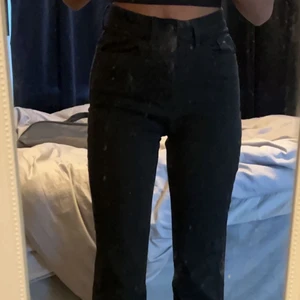 Svarta jeans  - Svarta bootcut jeans, väldigt högmidjade, väldigt stretchiga