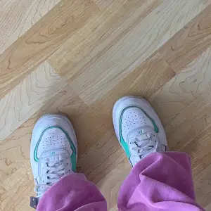 Ett par nike air force 1 som säljs då de blivit för små för mig. Det är i storlek 37.5 och är i ett hyfsat skick. De har har ett märke på höger häl, men som säkert går att skrubba bort. Köptes för 1300 men säljs billigare  då vi inte har kvittot. Frakten betalar köparen