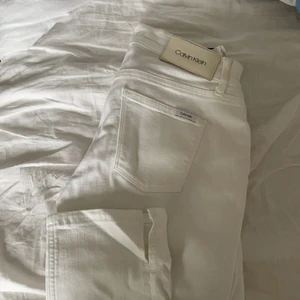 Calvin Klein byxor  - SALU! Calvin Klein Byxor låg/mid Waits jeans. Köpt i jönköping A6 köpecentrum. Köpte för ungefär 1200 kr. Använt en gång, säljs pga vikt uppgång.Sitter super fint och man får verkligen en jätte fin form av den. Tvättas såklart innan salu.