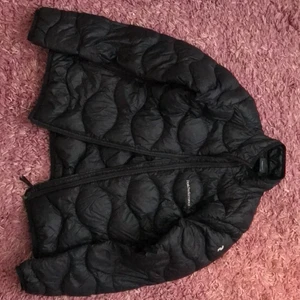 Peak performance jacka - Jackan är köpt förra året på Johnells. Perfekt för våren!  Den är använd endast en vinter. Nypris 1300 kr. Kan fraktas eller hämtas upp i Örebro!👍🏼