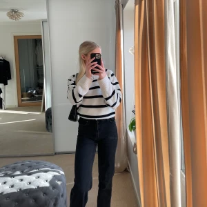 Bershka straight jeans - Säljer dessa svarta straight jeans från bershka i storlek 32. Väldigt bra längd och passform. Frakt är inräknat i priset🦋 Ordensriepris 359kr men säljer dom för 200kr🤍