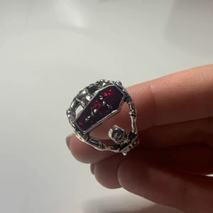 ring med en röd kysta  - helt ny!