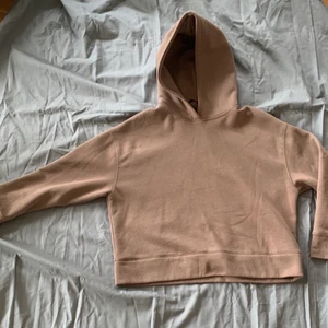 hoddie - Brun hoddie köpt på Zara i Estland! Liten fläck framtill på hoodien, se på bild. 