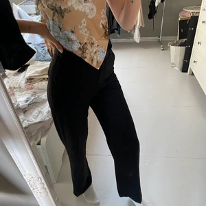 Vida byxor  - Jättesköna vida byxor från H&M och byxorna är i ett skönt tunt material. Köparen står för frakten! 