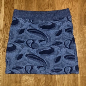 Kjol Zara  - Så fin kjol från Zara! Endast använd en gång, men sen inte kommit till användning. Ska dessutom flytta och behöver rensa✨✨ Storlek M, men passar mig med S också, skönt och mjukt material. 