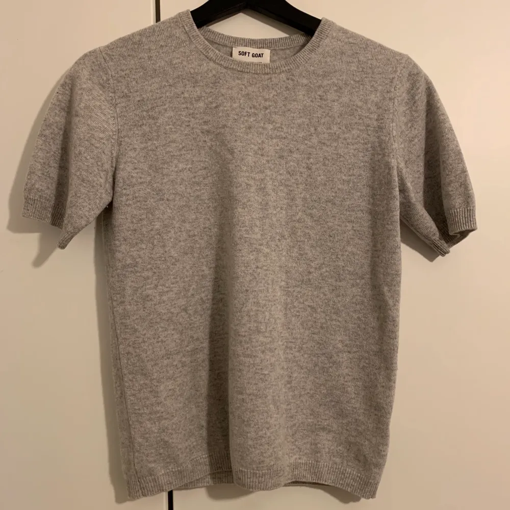 Jättefin helt ny och helt oanvänd softgoat tröja i 100% cashmere / kashmir. Storlek XS. Säljer då jag inte tyckte den passade mig 😭 hoppas den kommer till någon som kommer uppskatta den 🥰. Inga fläckar, hål och har aldrig blivit feltvättad. Neuleet.