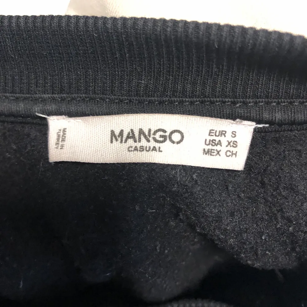 En tjocktröja i nyskick från Mango. Den är bara använd ett fåtal gånger och vill sälja då den är för stor för mig. På tröjan står det ”the future is ours”. Tröjor & Koftor.
