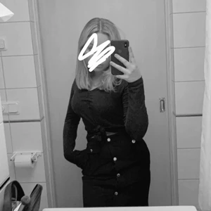 super snygg ”kostymkjol” - passformen är precis som strl 36, de är som ”kostymbyx” tyg. Sitter perfekt i midjan och på höfterna. Köpte den nypris 600 men säljer den då för 250 ( frakten är inräknad i priset ). Endast använd enstaka gånger tex julafton/nyår då jag känner att den passar som bäst!