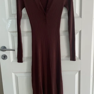 Adoore klänning i en magisk brun färg!! - En magisk Adoore klänning som endast är använd 1 gång! Inköpt för 1400kr hösten 2020!!