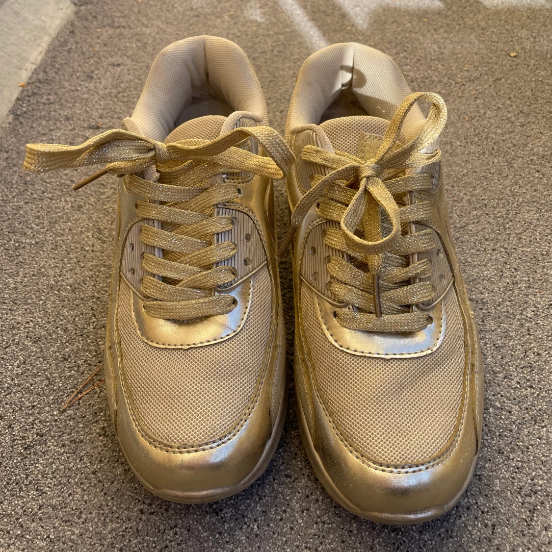 Guldiga sneakers - 91