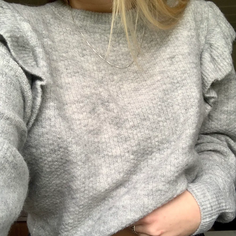 Tröjan är i en super fin grå färg och sticks inte alls! Jättemysig tröja som köptes på HM för mindre än ett år sedan och ej kommit till användning. Perfekt till nu när det blir kallare! 60kr+frakt🥰. Stickat.