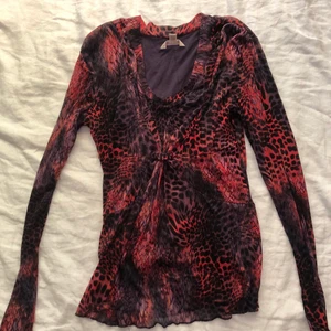 Långärmad mesh tröja - Säljer denna jättefina långärmade mesh tröjan med djurmönster i lika/röd färg, passar perfekt till både fest o vardag💜💜 Möts upp i Sthlm eller fraktar! Skriv för fler bilder