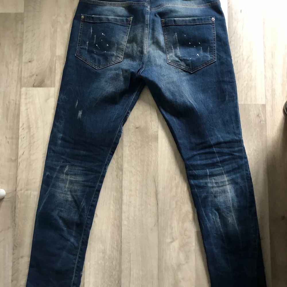 Ett par dsquared jeans i storlek 48. Nypris: 3899kr. Jeans & Byxor.