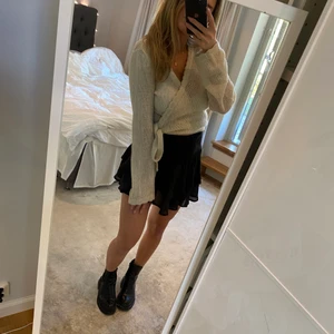 Tröja med knytning  - Beige tröja från NAKD med en knytning i midjan! Superskön och använd ett fåtal gånger! 