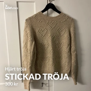 Stickad tröja st 34 - Stickad beige tröja med hjärtan. 