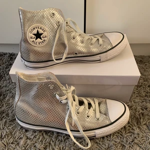 Silvriga Converse  - Silvriga ascoola Converse som är använda fåtal gånger och därav är dem i fint skick, finns dock slitning inne på skon men absolut inget som man tänker på🤩läggs ut igen pågrund av att förra köparen inte hört av sig efter budgivningen