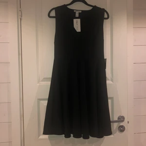 Nelly klänning - Svart skater dress från NLY One. Aldrig använd, prislappen kvar. Strl M 🖤