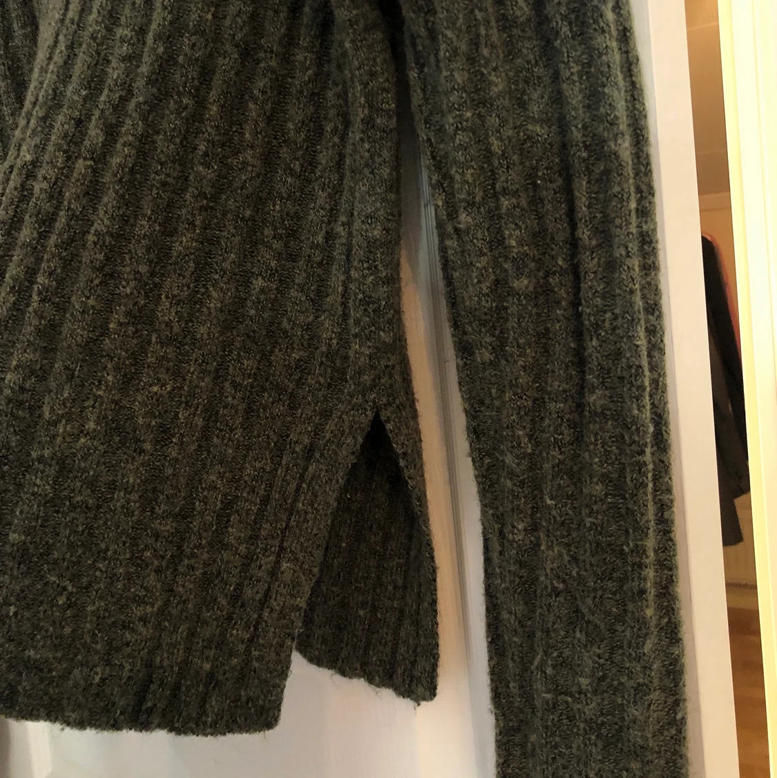 Stickad tröja med slits - 91