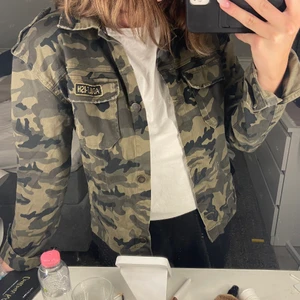 Sjukt snygg militärjacka! - Hejsan! Jag säljer denna sjukt snygga militärjacka i storlek S! Den är använd 1 gång och haft den ca 1/1,5 år men tyvärr så har den inte kommit till användning! Nypris på denna var 600kr! ❌HELT SLUTSÅLD ÖVERALLT OCH FINNS INTE KVAR❌