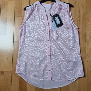 Vacker blus från Stockholm.  - Vacker skir blus från Stockholm i ljusrosa med små silverpärlor som knappar. Aldrig använd, lappar kvar. Nypris 399.