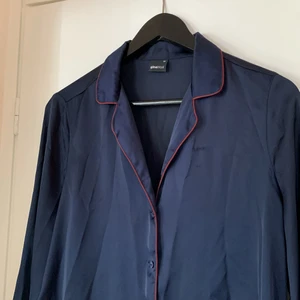 Skjorta i polyester - Mörkblå skjorta från Gina gruvor 