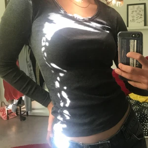 Grå tight tröja - En jättefin grå tight ribbad tröja med detaljer på kragen!! Mötas i Stockholm eller frakta då frakt tillkommer. 💕💕